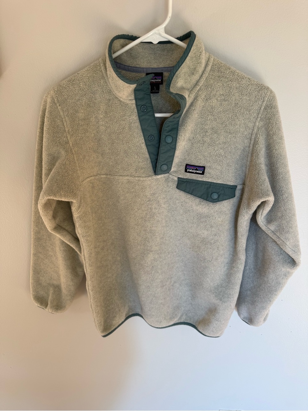 Patagonia Men’s Light Gray Snap-Placket Fleece with Green Trim